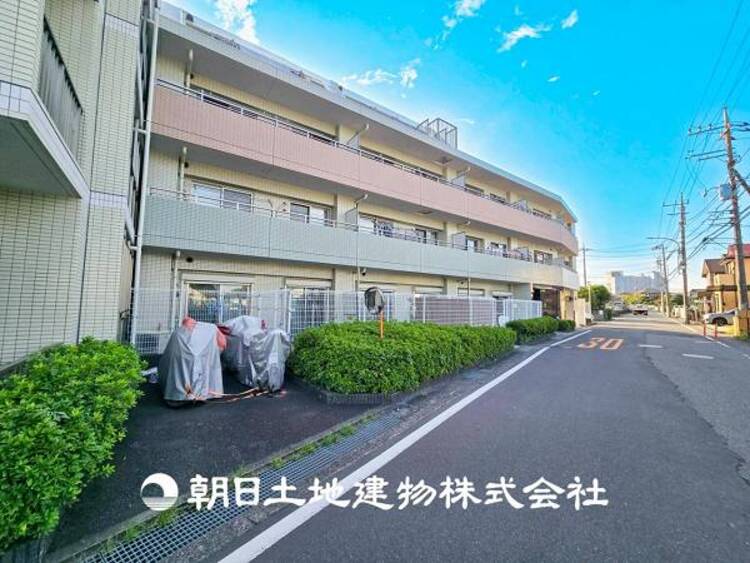 外観 【現地写真】この開放感ある眺望と共に閑静な住宅街の季節感を演出する四季折々の変化を楽しめる心地よい場所となることでしょう。