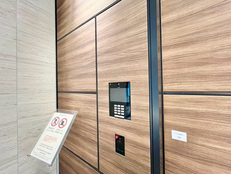 その他 スタイリッシュなエンブレム。お洒落なマンションは入り口から。