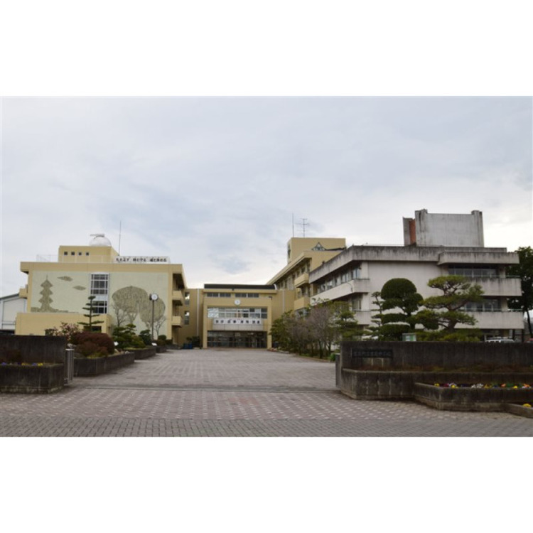 周辺 吉見中学校(約1100m)