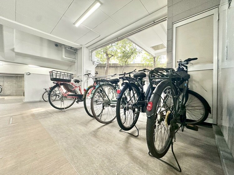 設備 きちんと整備された駐輪場。住む方の心遣いが感じられます。