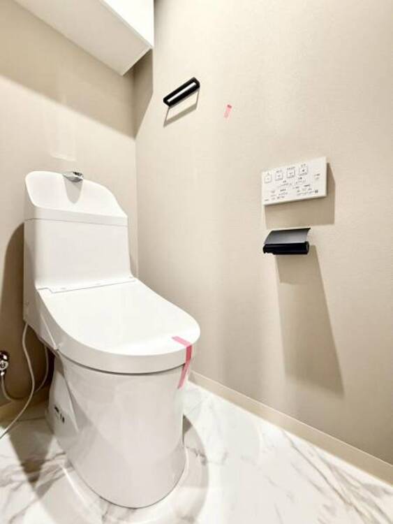 トイレ 白を基調に、飽きのこない空間は質感豊かな仕上がりとなっております。