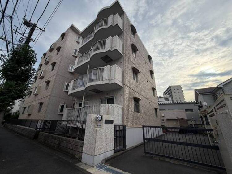 外観 それぞれ独特の顔を持つあなただけのお住まい。各棟によって暖かい日差しの入り方・見え方も違うお住まい。実際の日当たりや現地の雰囲気もご確認くださいませ。