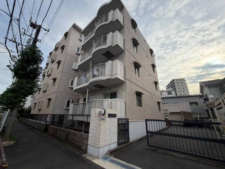 外観 陽とともに、時間によって顔を変える街の景観から、星空や夜景に負けないデザインの映える外観。この街ならではの美しい風景と、ここから紡がれる物語を建物外観から始まります。