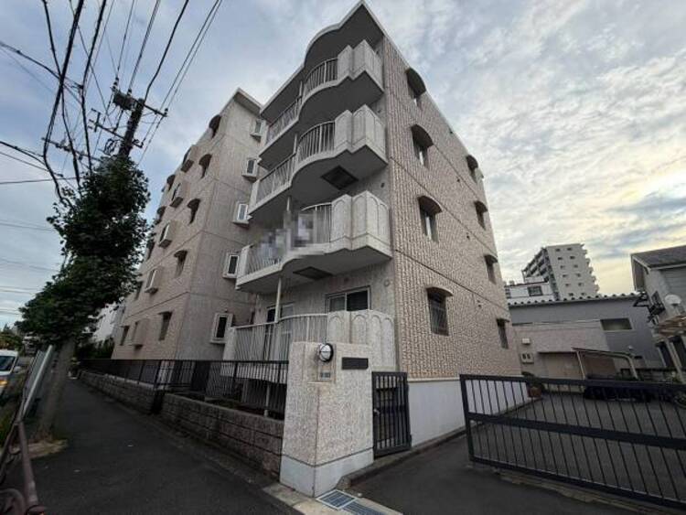 外観 窓からたっぷりと陽光が注がれる明るい住まい。ご家族の成長に合わせてお住まい頂ける仕様の間取り。日々の疲れを癒してくれる主寝室。お子様も自分のお部屋でお勉強など出来るお部屋のご用意もございます。