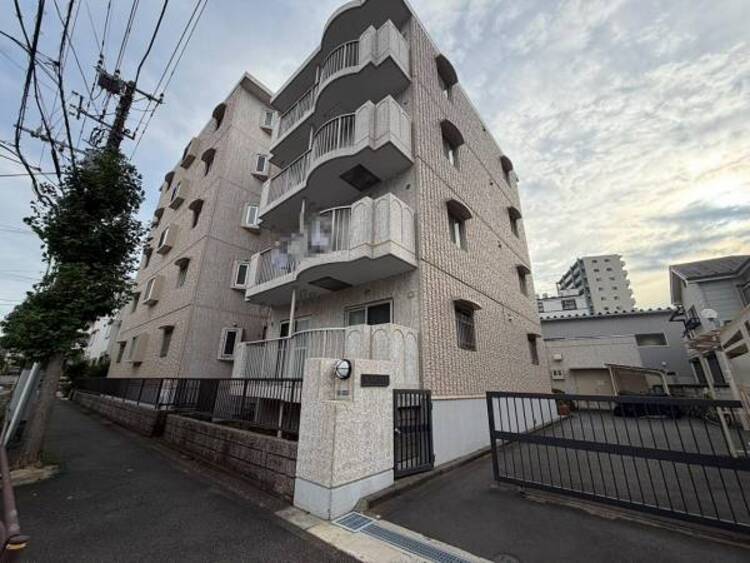 外観 それぞれ独特の顔を持つあなただけのお住まい。各棟によって暖かい日差しの入り方・見え方も違うお住まい。実際の日当たりや現地の雰囲気もご確認くださいませ。