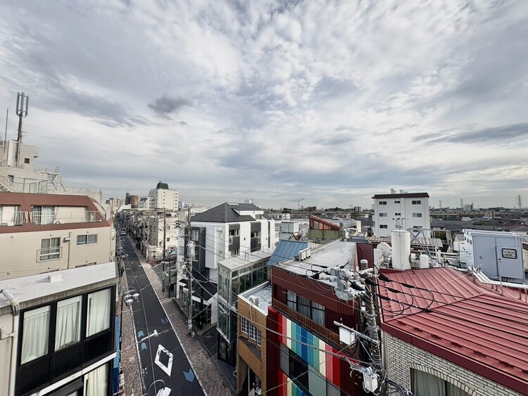 バルコニー 窓を開けると広がる青空。心をリフレッシュして日々を過ごしていきましょう。