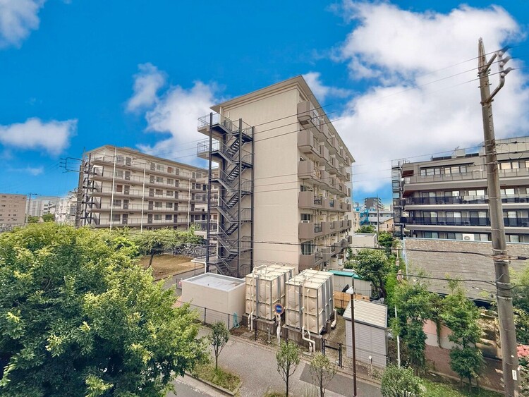 バルコニー 窓を開けると広がる青空。心をリフレッシュして日々を過ごしていきましょう。