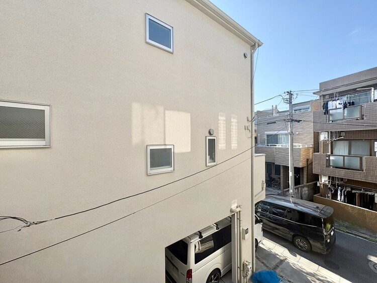 バルコニー 窓を開けると広がる青空。心をリフレッシュして日々を過ごしていきましょう。
