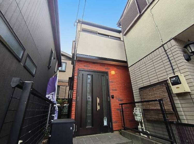 外観 窓からたっぷりと陽光が注がれる明るい住まい。 