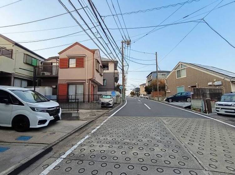 外観 前面道路です。毎日のお車の出し入れもストレスなく行えます。 