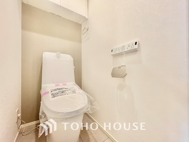 トイレ 【RESTROOM】ホワイト調のクロスと温もり溢れるモダンカラーの床材が見事に調和した本邸宅は、毎日の生活を少しでも快適に過ごして頂ける様に落ち着いた雰囲気作りから行っています。