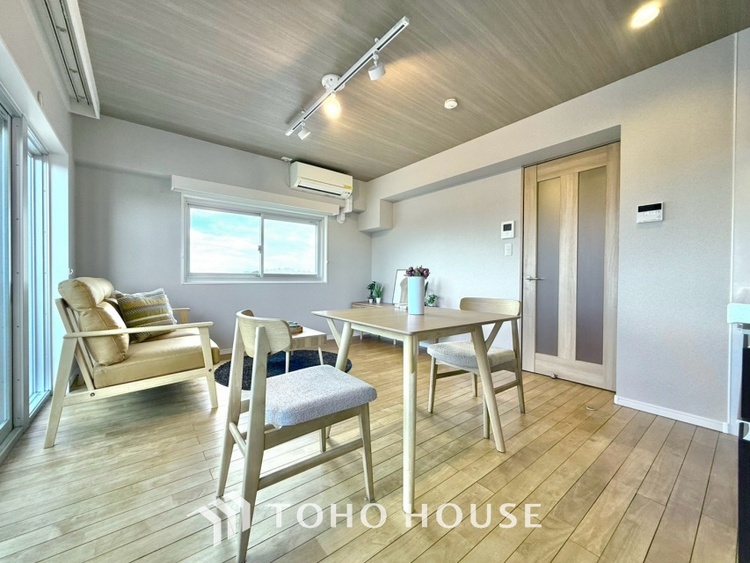 内装 ◆サンサンと◆差し込む太陽の光がこのリビングに笑いをもたらす。ソファの上のクッションがポカポカした暖気にぬくぬくと微睡んでいる。