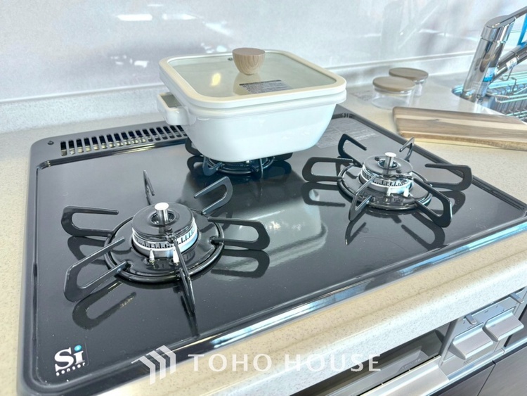 キッチン キッチンは家族の絆を育む大切な空間。シンプルで使い易いシステムキッチンで愉しく作る料理は愛情のある美味しいご馳走に。家族で使えるダイニングキッチンです。