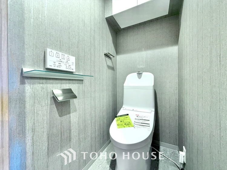 トイレ 清潔感あるホワイト調のクロスと温もり溢れるモダンカラーの床材が見事に調和した本邸宅は、毎日の生活を少しでも快適に過ごして頂ける様に落ち着いた雰囲気作りから行っています。