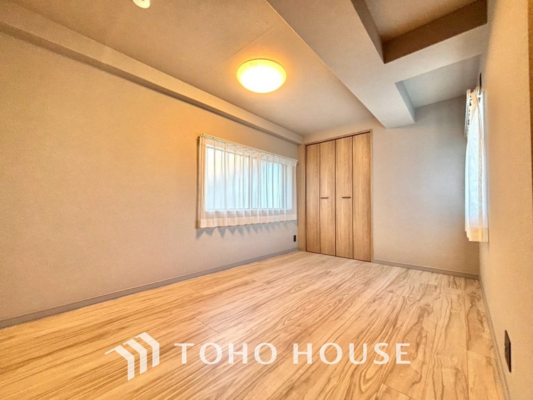 内装 使いやすく、明るい洋室に仕上がります。子供部屋や趣味のお部屋にご利用できます。ご自身で家具などを配置し、素敵な空間を創り上げられます。