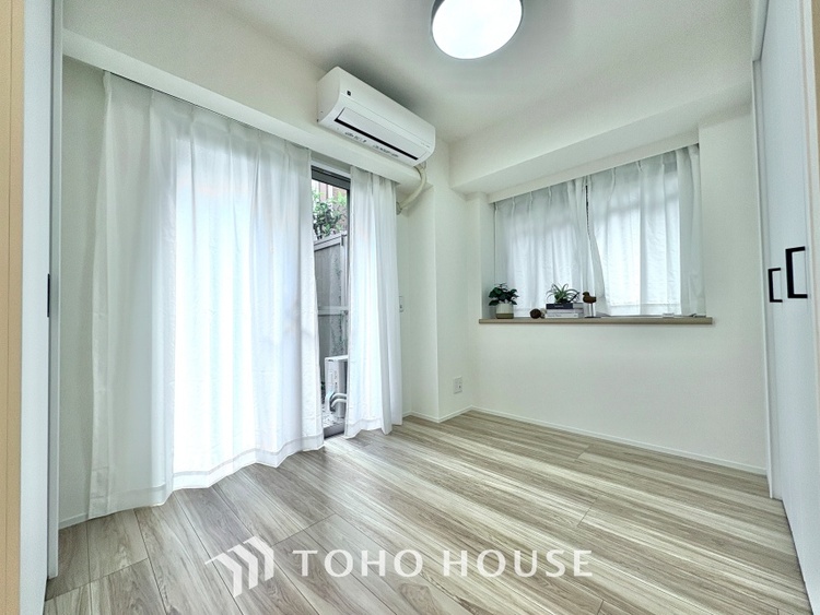 内装 使いやすく、明るい洋室に仕上がります。子供部屋や趣味のお部屋にご利用できます。ご自身で家具などを配置し、素敵な空間を創り上げられます。
