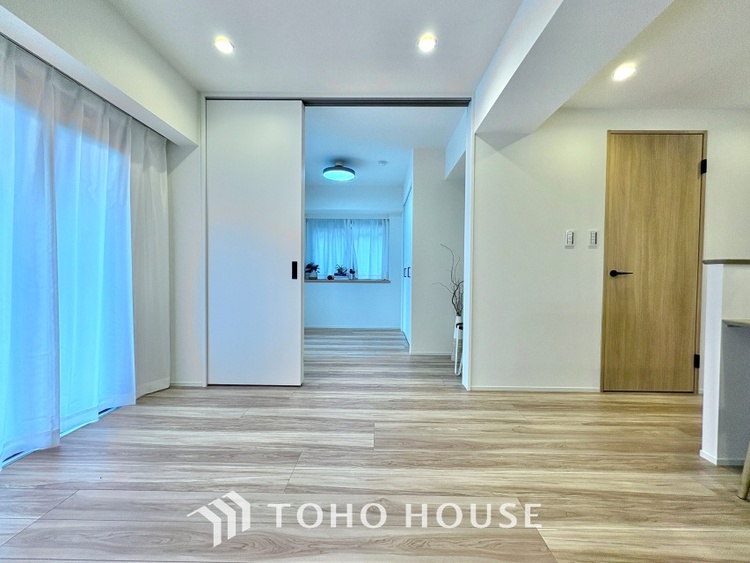 その他 採光や風通しを考えて設計された間取り。近隣との視線を考え、街全体で調整される窓位置。外観だけでなく、そこに住まうご家族の心地よさを最優先しました。