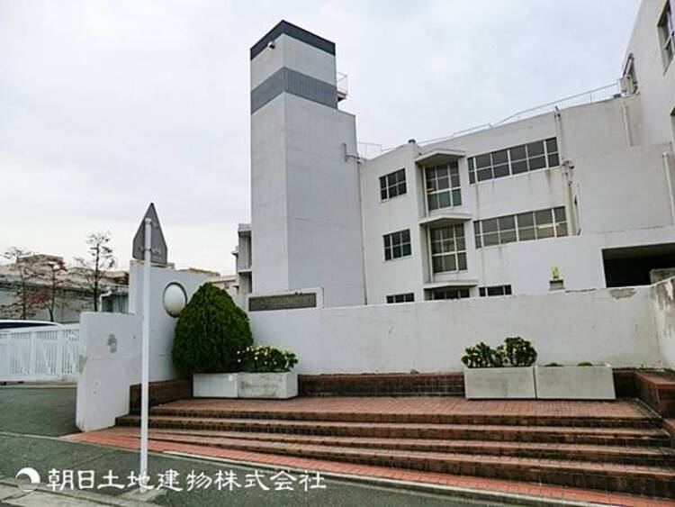 周辺 【川和中学校】1700ｍ　緑豊かで開放的な立地で校舎や運動場も広く、保護者用駐車場や警備員配置などたいへん設備等が整っています。生徒数約８００人で部活動も活気があります。