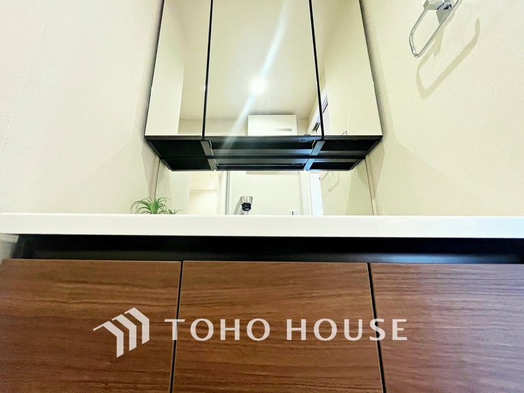 洗面 【WASHROOM】◆快適◆煌びやかな暮らしの中にも忘れたくない快適さ。大きな収納が助けてくれます。