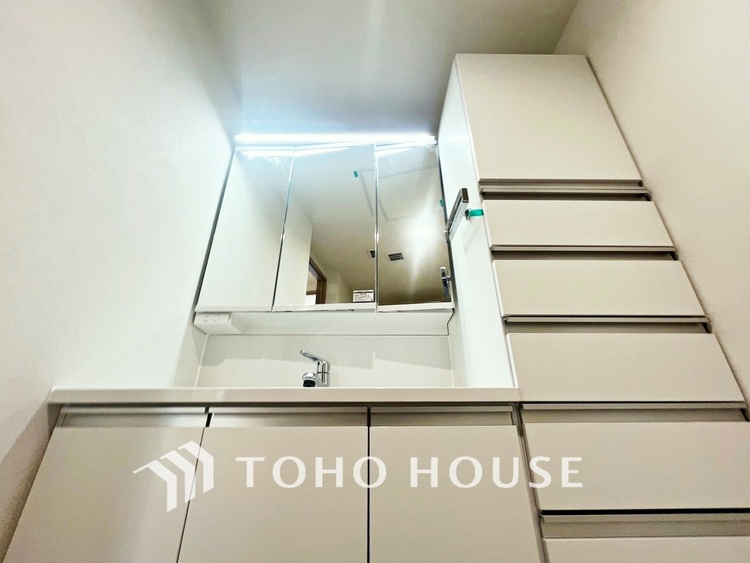 洗面 【WASHROOM】◆快適◆煌びやかな暮らしの中にも忘れたくない快適さ。大きな収納が助けてくれます。