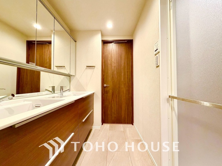 洗面 【WASHROOM】◆快適◆煌びやかな暮らしの中にも忘れたくない快適さ。大きな収納が助けてくれます。