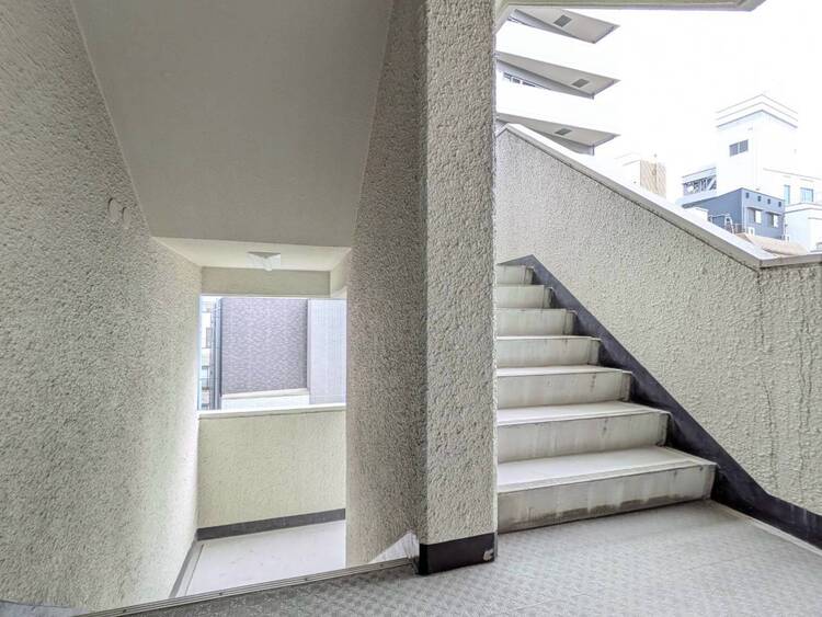 その他 共用部の階段です。明るく清潔に管理されています。
