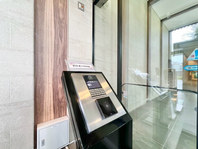 その他 スタイリッシュなエンブレム。お洒落なマンションは入り口から。
