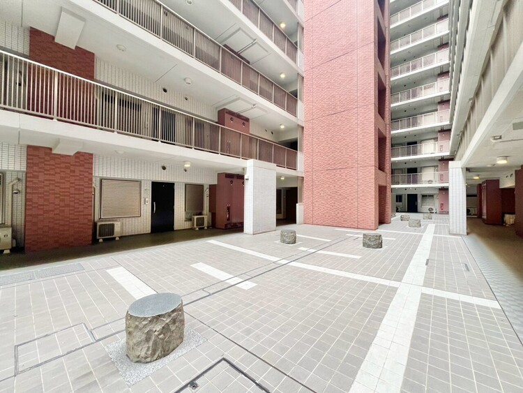 その他 マンションの敷地内には、中庭もございます。