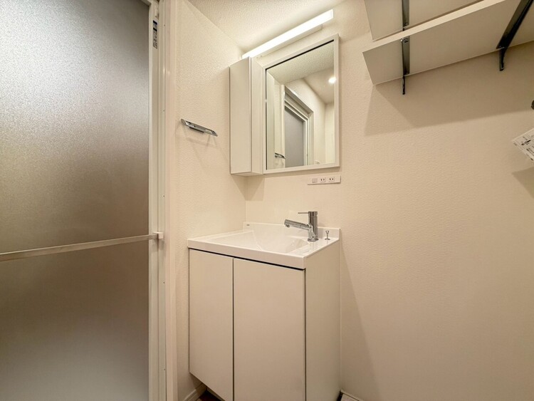 その他 清潔感を感じられる洗面化粧台。