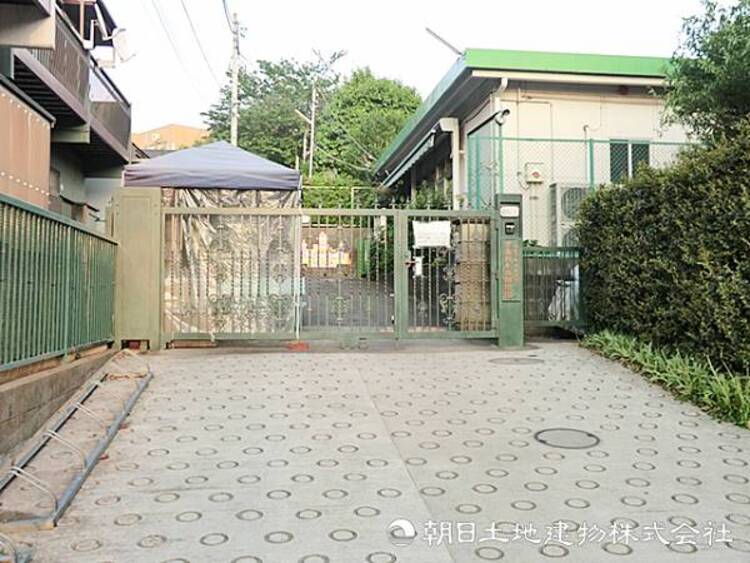 周辺 【すみれが丘幼稚園】180ｍ　緑豊かな自然環境の中で、四季折々の体験や収穫を通じた食育を大切に。きめ細やかな保育と徹底した安全対策で、子どもたちの健やかな心身を育む幼稚園です！