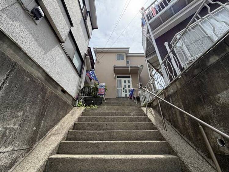 外観 ●〇第一種低層住居専用地域の良好な住環境が保たれたエリア。低層の一戸建てを中心とした街並みが整然と続き、周辺は高い建物が建っておらず、採光や開放性に恵まれ、空が広く緑の多い閑静な趣を感じる環境です〇●