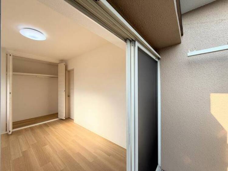 バルコニー ●〇明るい光が差しこむ陽だまりの空間。南に大きく面したバルコニーでお洗濯もあっという間に乾きそう。家事もスムーズにこなせますね。太陽の匂いが感じられる心地よさで毎日の洗濯が楽しみになりそうな予感　〇●