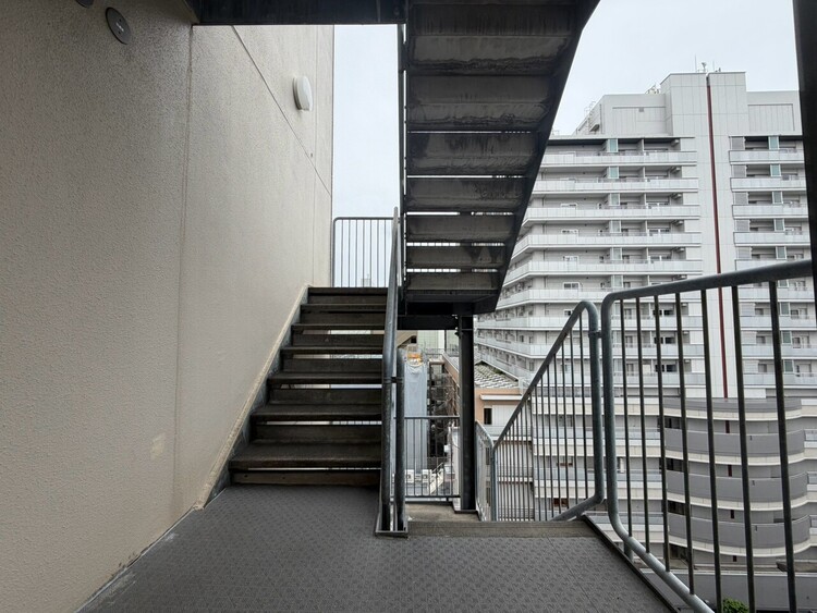 その他 共用部の階段です。明るく清潔に管理されています。