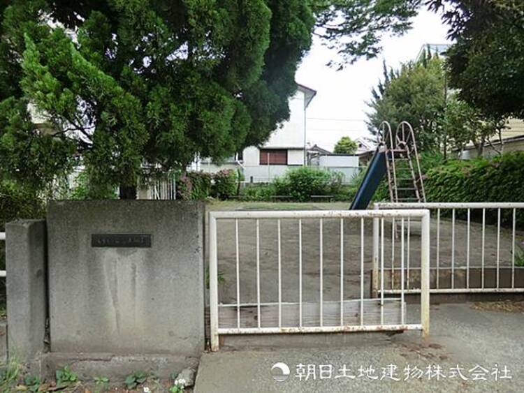 周辺 【しらとり台第五公園】120ｍ　道路沿いに立地しておりお買い物ついでのちょっとした休憩に利用しやすい公園です。コンパクトながら遊具もあり手入れの行き届いた空間です。