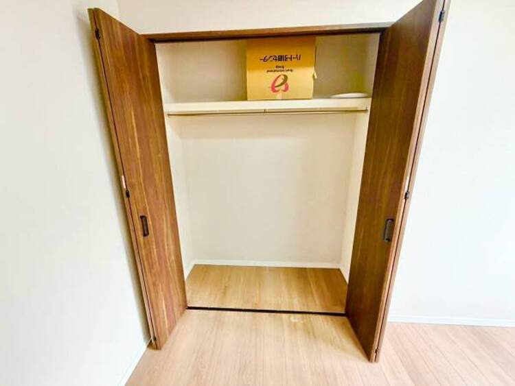 収納 クローゼットには枕棚とハンガーパイプが備えられているので、大切なお洋服にしわを付けずにそのまましまうことが出来ます。 思い出のお洋服は思い出と一緒に大切に保管しましょう。 
