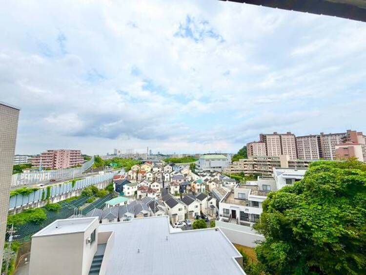 その他 開放感のある眺望。 季節による景色の変化を　日常の生活と共に感じてください。 