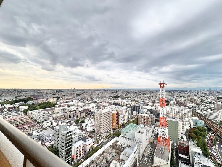 バルコニー 窓を開けると広がる青空。心をリフレッシュして日々を過ごしていきましょう。