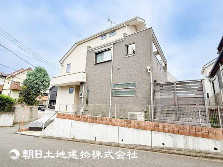 外観 大切な家族、お客様をお迎えする玄関は住宅の入口。落ち着いた雰囲気。