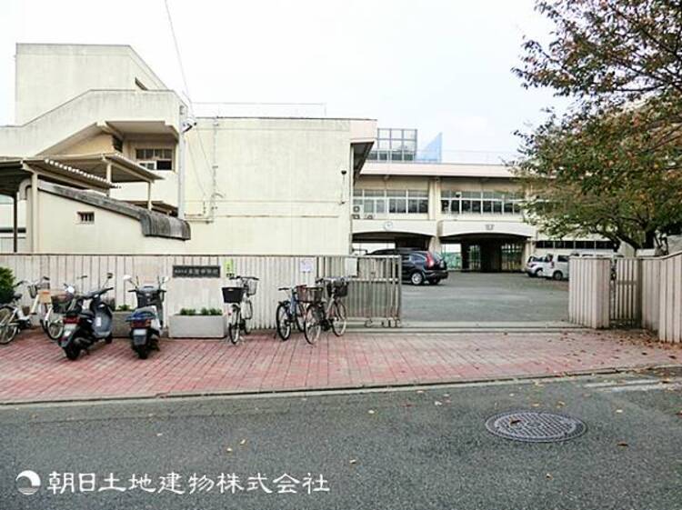 周辺 【本宿中学校】1800ｍ　落ち着いた住宅街の中にあり、地域密着のあたたかい校風です。校則はゆるやかで競争志向も強くなく、生徒が安心してのびのび学生生活を送れる環境です。