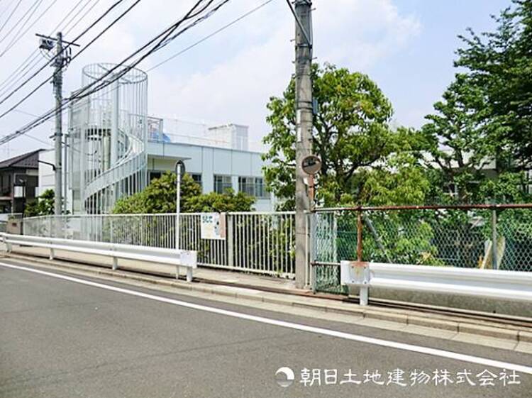 周辺 【ちとせ保育園】940ｍ　キリスト教に基づき、思いやりや心の育成を大切にしています。音楽に親しむ機会が多く感性や表現力を伸ばしたり、自然の中でのはだし保育で丈夫な体づくりも行います。