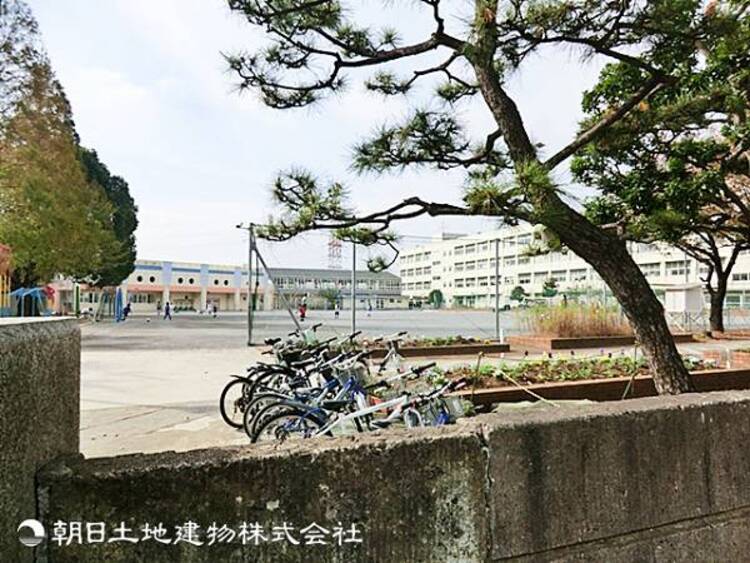 周辺 【東希望が丘小学校】550ｍ　穏やかで都心近接ほどの忙しなさのない、のびのびとした環境の小学校です。戸建やマンションが混在する住宅地でバランスのよいコミュニティを築けます。