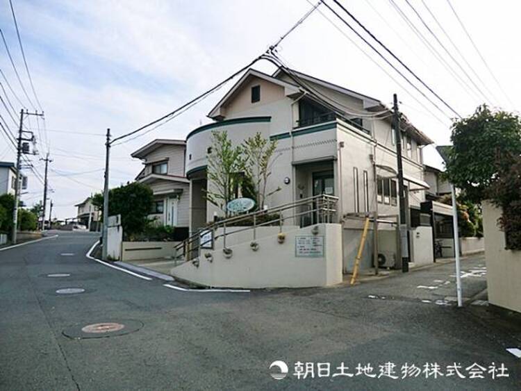 周辺 【つくしクリニック】1020ｍ　内科・胃腸内科・外科・心臓血管外科を掲げ、地域の患者さんに寄り添ったきめ細やかな診療を行う、無料駐車場も完備された通いやすいクリニック。  