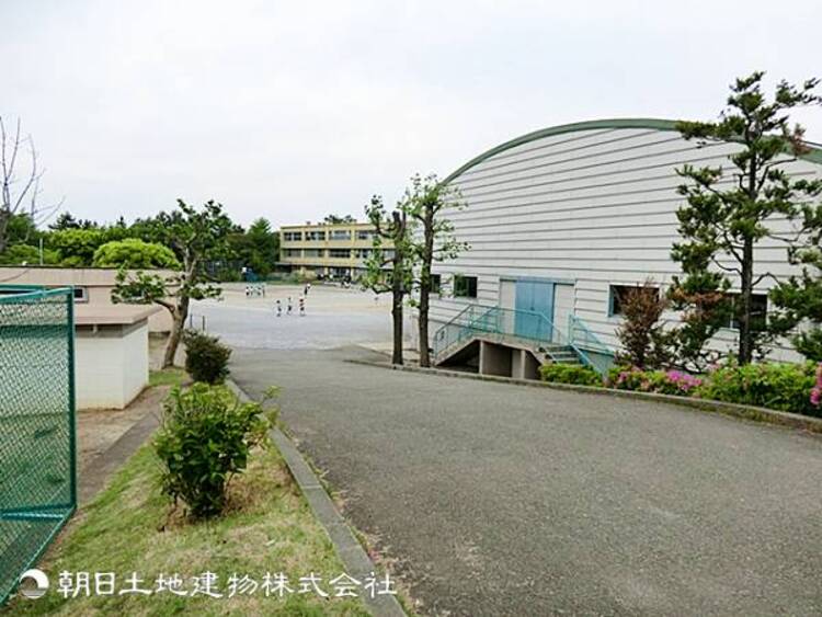 周辺 【つくし野小学校】1000ｍ　落ち着いた住宅地に位置し、地域や保護者とのつながりを大切にしています。農業体験や自然を活かした学びも充実、体験を通じて主体性や感性を育みます。