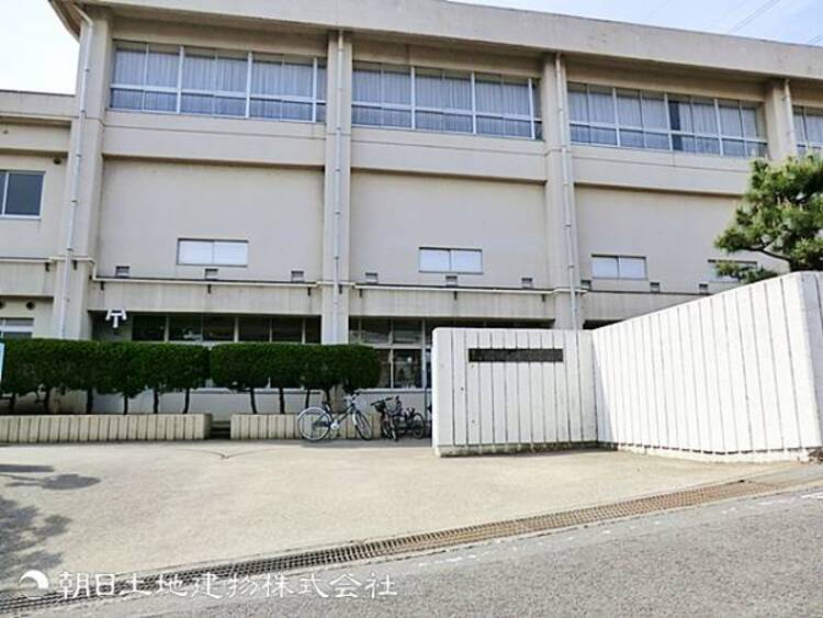 周辺 【南成瀬中学校】350ｍ　「共生・自立・貢献」を目標に掲げ、部活動の地域連携推進モデル校として地域との交流を進めています。学習への意識も高く意欲的に取り組んでいます。