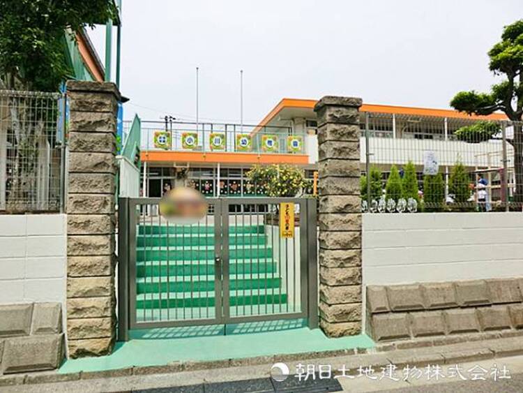 周辺 【小川幼稚園】950ｍ　１クラス２０人程度の先生の目が届きやすい規模で、のびのびとしながらも集団生活のルールも学べるバランスのよい幼稚園です。