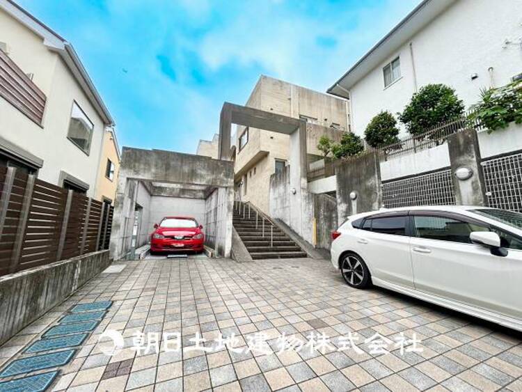 外観 【外観・立地】家族の色を映し出す洗練された邸宅は、ずっと輝き続けながらいつしか街の風景に溶け込み人と共に歩んいきます。