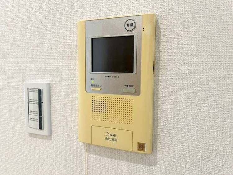 設備 【モニター付インターホン】お子様のお留守番にも安心なＴＶモニタ付インタホン。来客者を確認できる上に留守中の録画もできます
