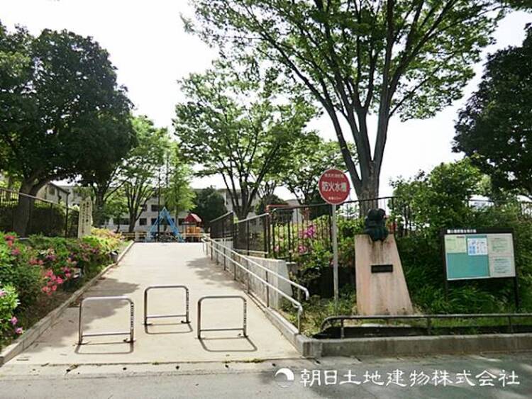 周辺 【たちばな台第二公園】220ｍ　住宅街にありながら子どもがのびのび走り回れる十分な広さを持ち、可愛いみつばちデザインの遊具や砂場、ブランコが揃う地域に親しまれる公園です。