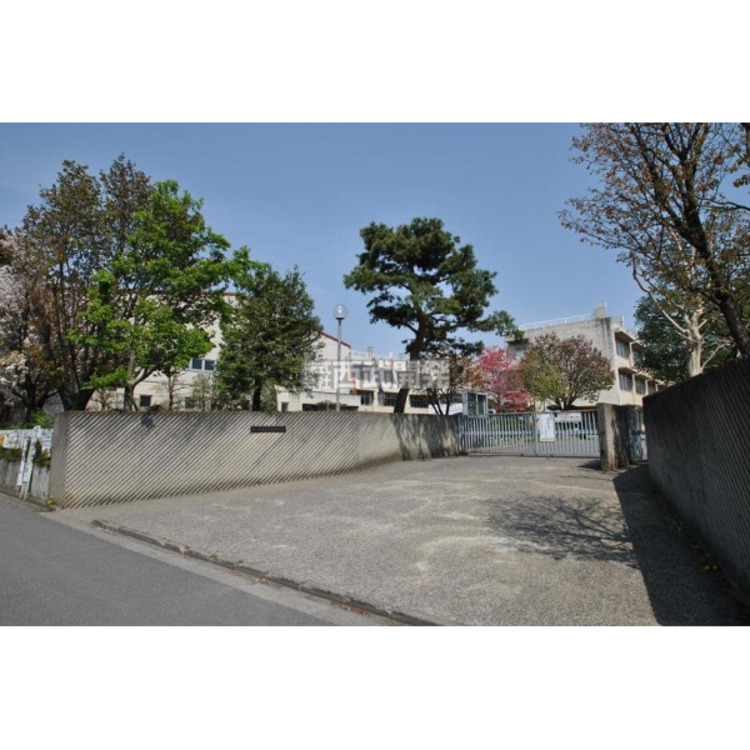 周辺 長久保小学校(約870m)