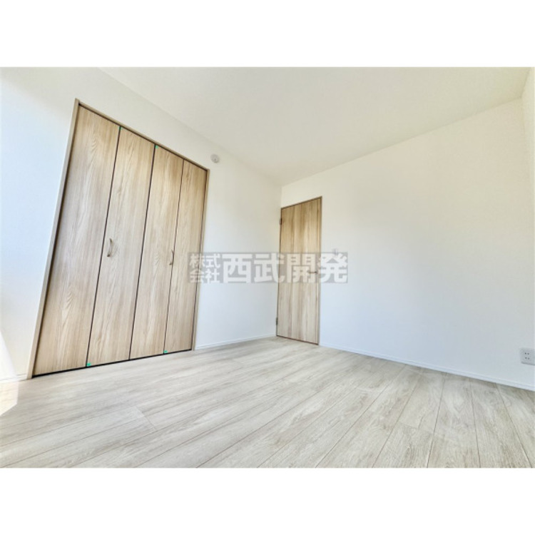 内装 部屋にはクローゼットがございます。収納が多いお家はすっきりして快適空間です。